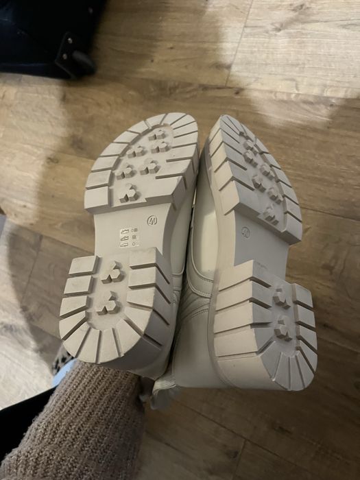 Зимни бежови боти