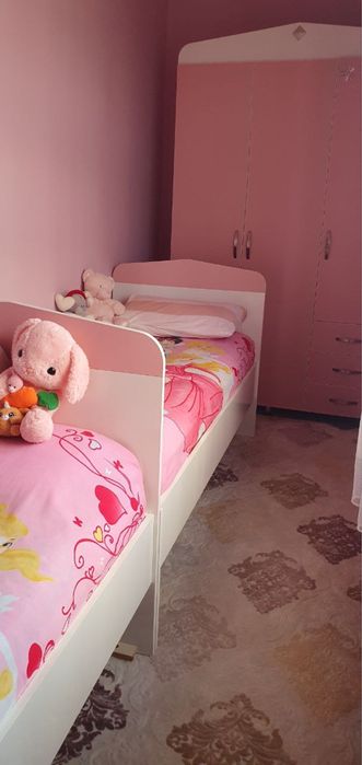 2 кровать, шкаф и компьютерные стол и еще 1 тумбочка