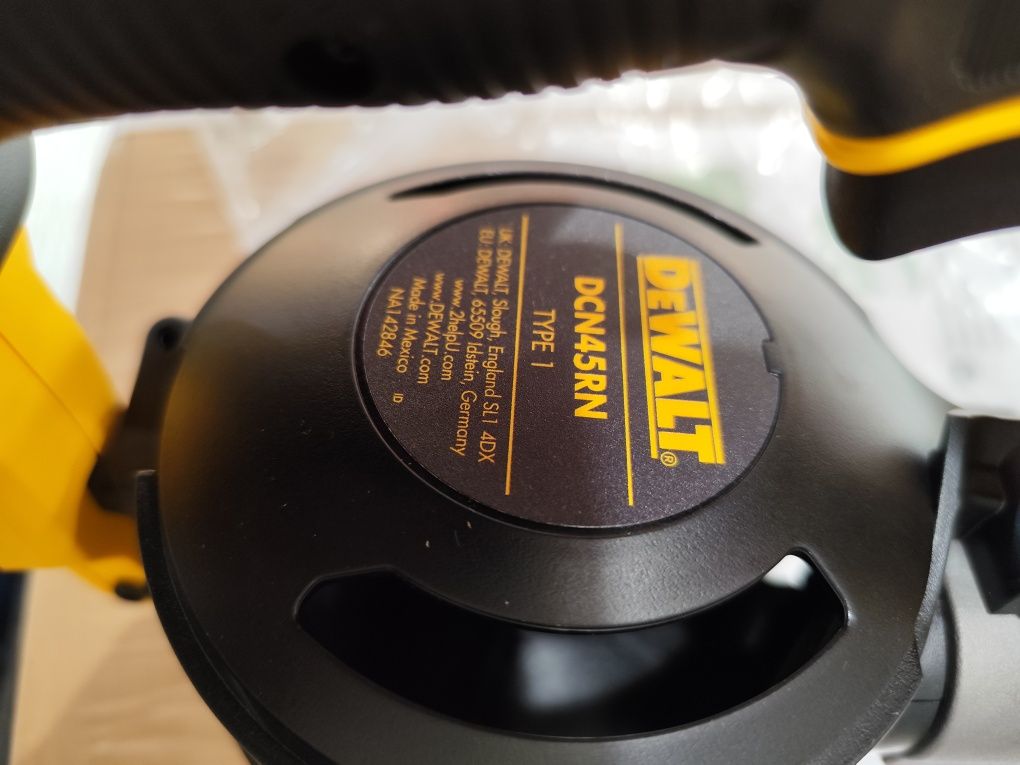 Акумулаторен такер - пистолет за битумни керемиди Девалт DeWALT DCN45R