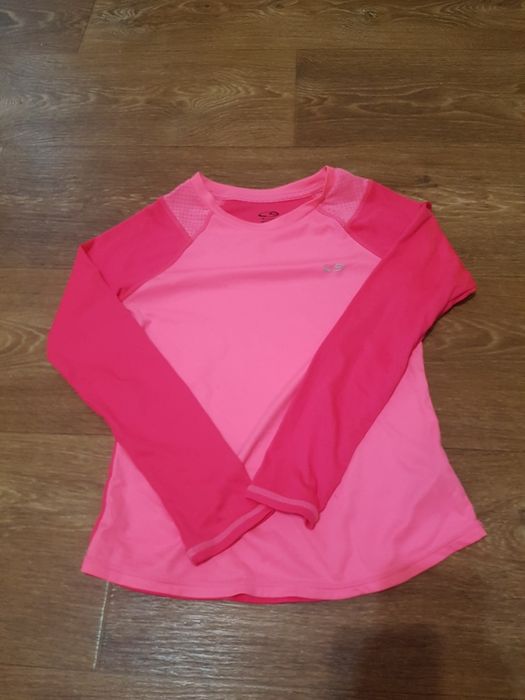 Продам спортивную футболку