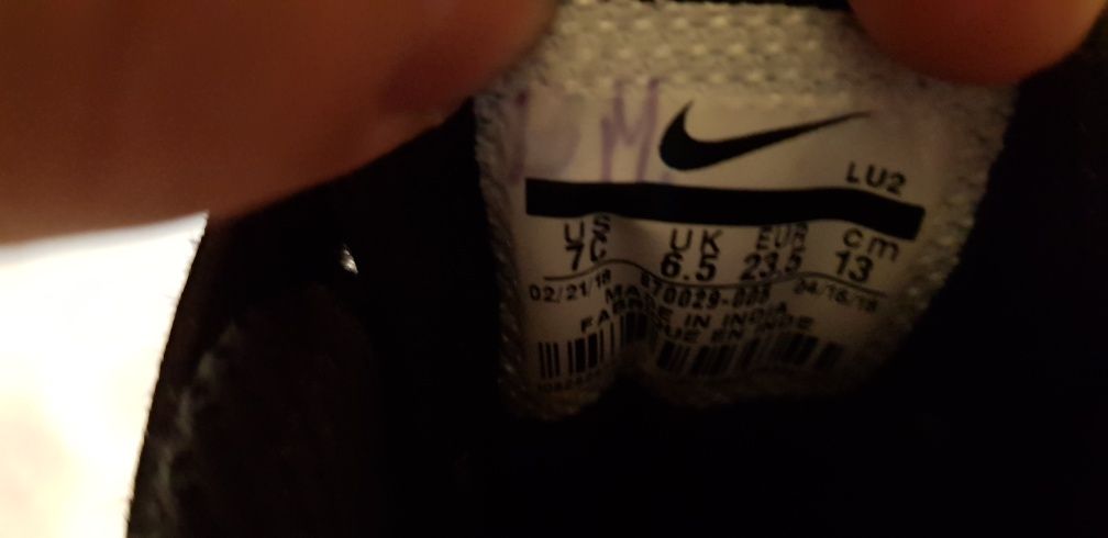 Adidasi Nike mar 23 , 05