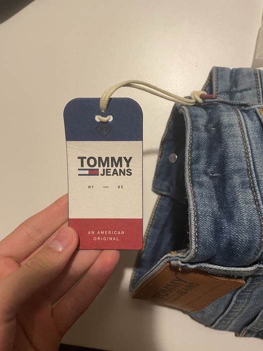 Blugi Tommy Jeans cu eticheta