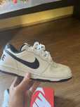 Vand adidasi nike court