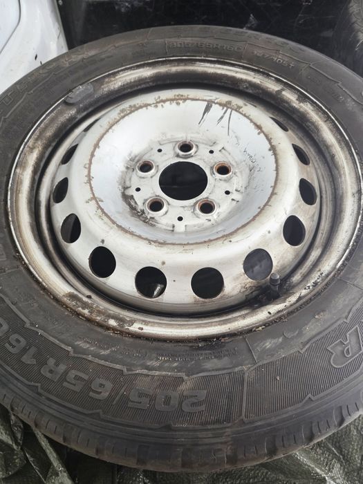 Vând cauciucuri cu jante de tabla  205/65/16 C pentru Renault Trafic