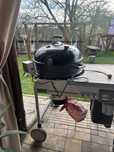 Vand gratar pe carbuni Weber Permormer 57cm cu rotisor electric