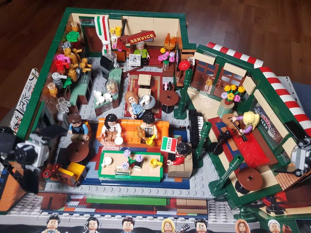 LEGO: Центральная кофейня Ideas 21319 ( сериал "Друзья", собрана)