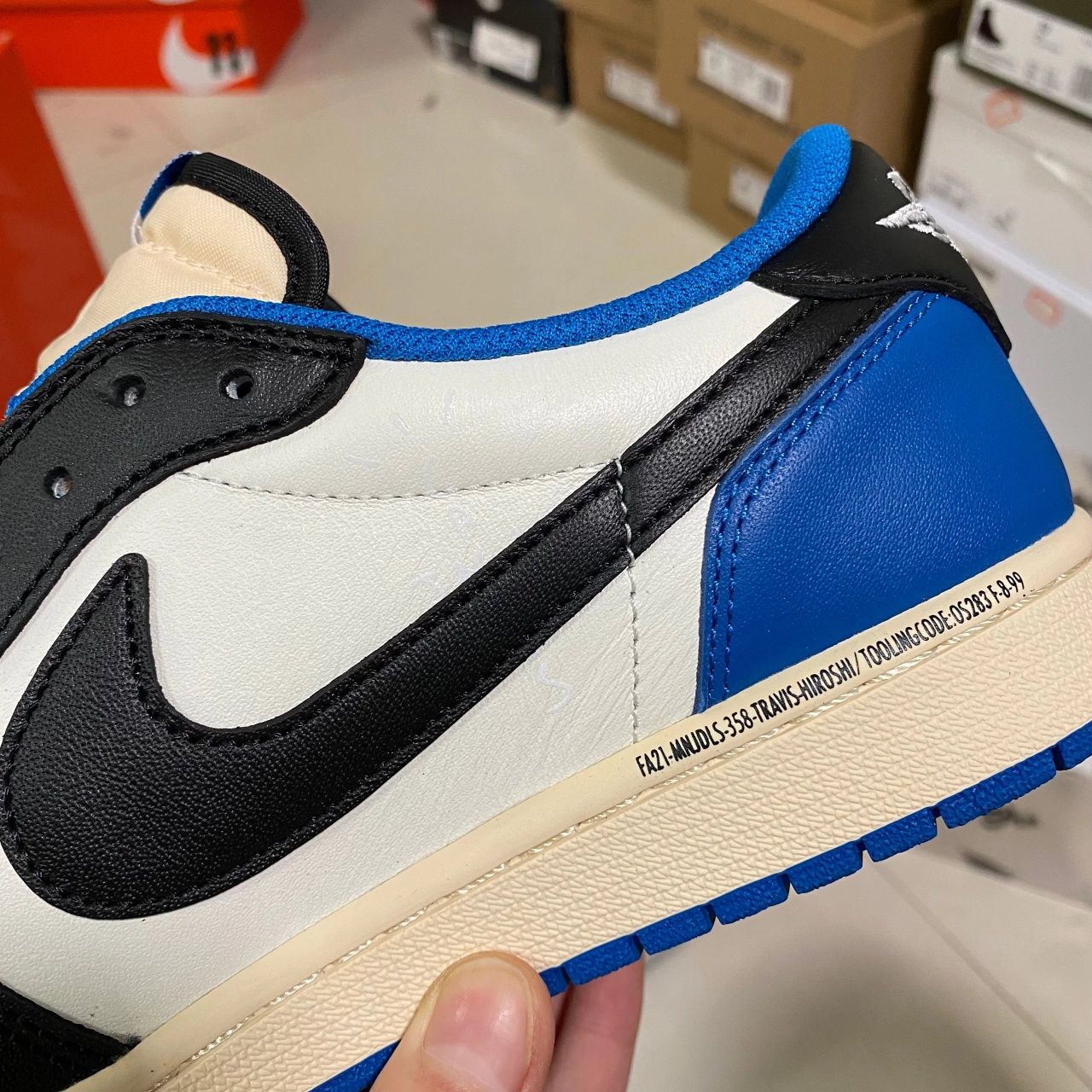 Air Jordan 1 Low SB Fragment x Travis Scott, marimi 36-47.5
x Travis S