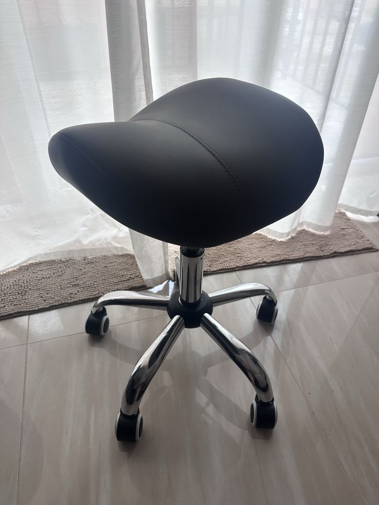 Scaun cosmetică tip șa