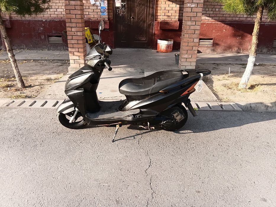 Skuter sotiladi mustang