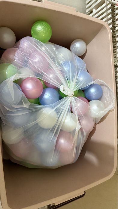 продаю мноұо шариков цвета приятные для сухого бассейна