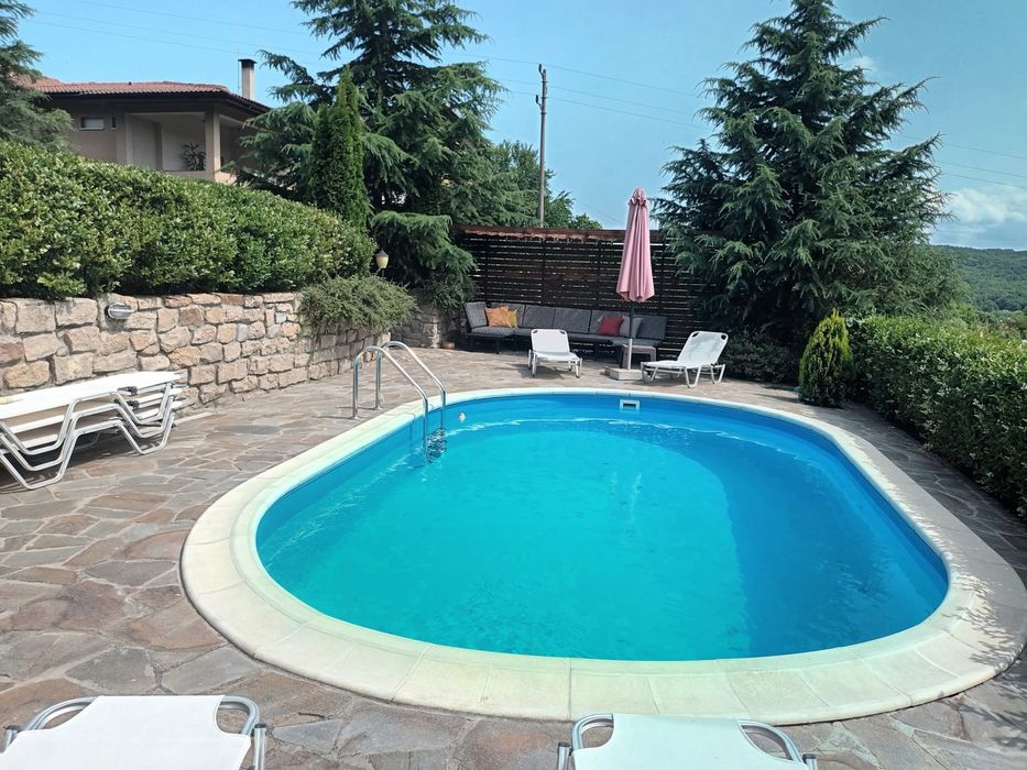 Бордови камък за басейн