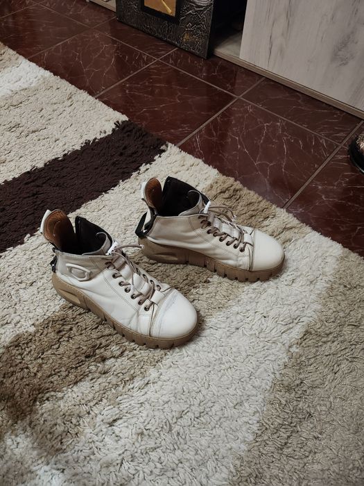 Продавам дамски боти