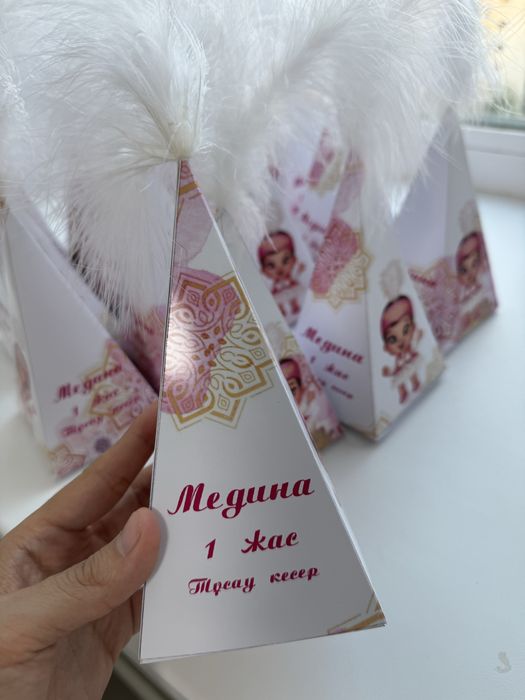 Бонбоньерки с перьями для тұсау кесер, 1 год