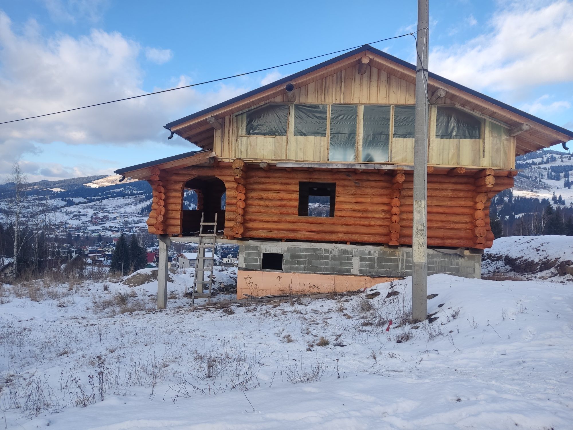 Vând teren + cabana lemn rotund