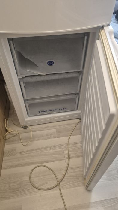 Vând frigider Whirlpool