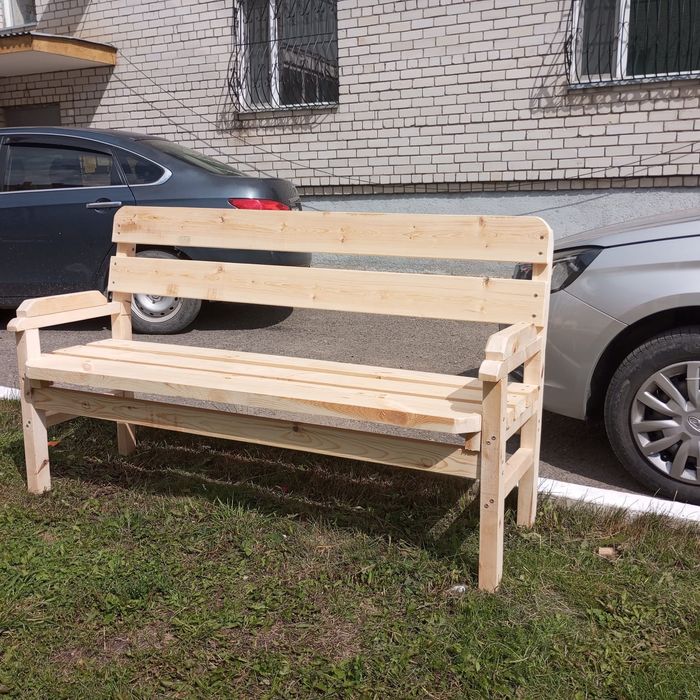 Деревянная уличная скамейка