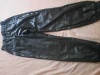 Pantaloni de piele
