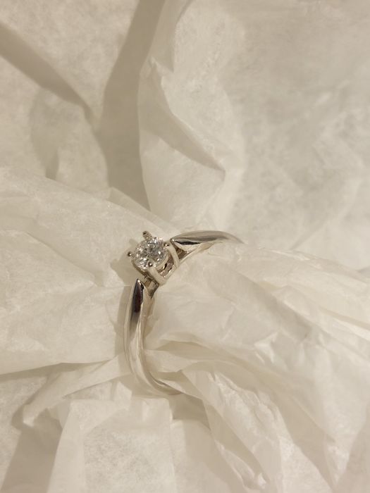 Продам нежное, элегантное золотое кольцо с бриллиантом