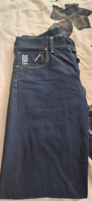Дънки G-Star смалък дефект ,който не се вижда при носене.