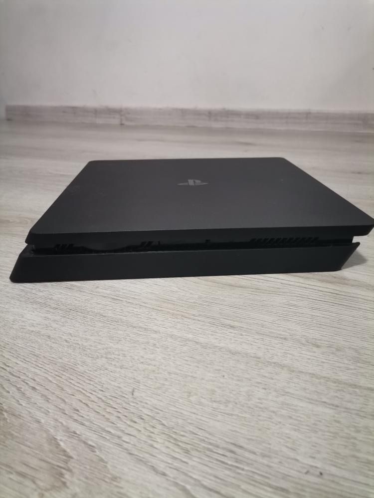 Playstation 4 slim 1Tb с 2 джойстика