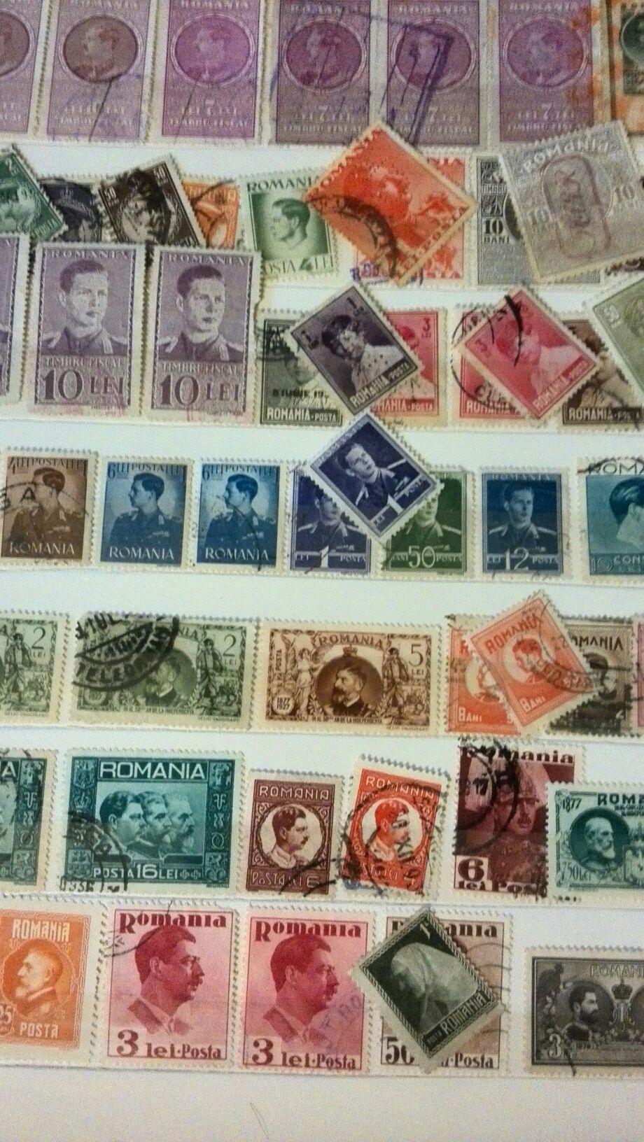 Vând sau schimb clasoare cu timbre vechi românești și străine.