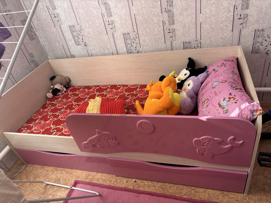 Продаю кровать детский с полками внизу