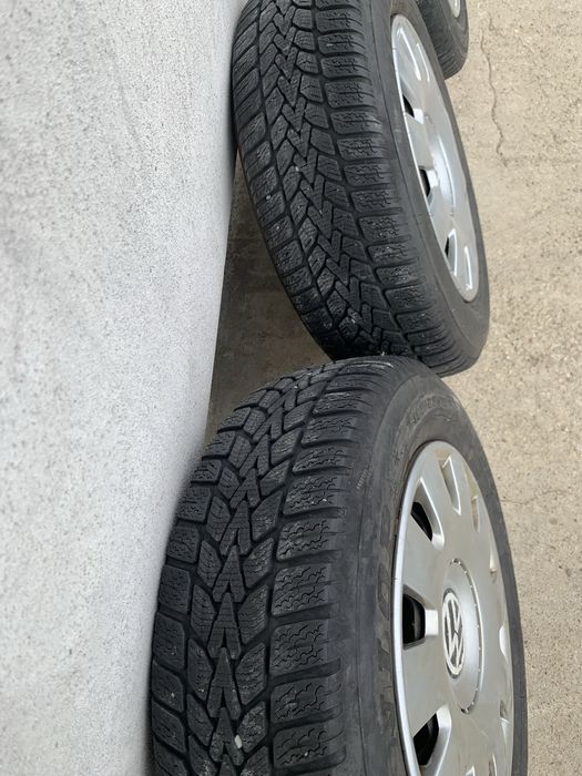 Vand cauciucuri de iarna pe 195/65/15 cu capace originale vw