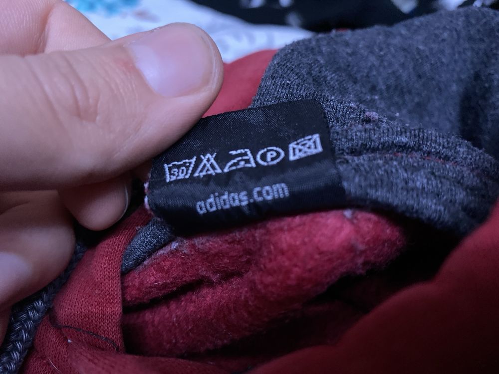 Hanorac adidas rosu.
