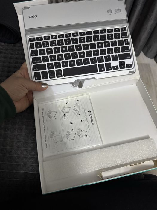 Husa cu Tastatura logitech noua pentru ipad air