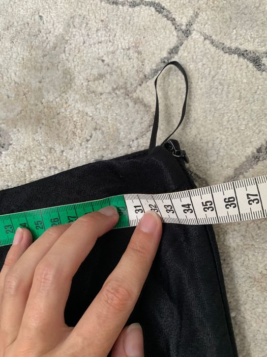 Zara fusta satin pe corp