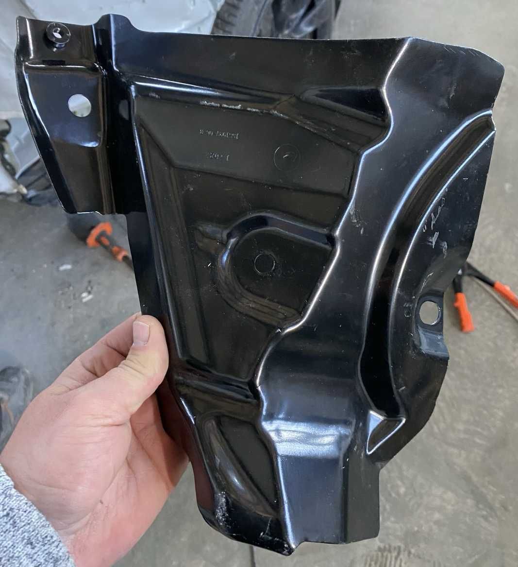 Tesla Model Y REAR FASCIA Задна броня и престилка § Lower wing bracket
