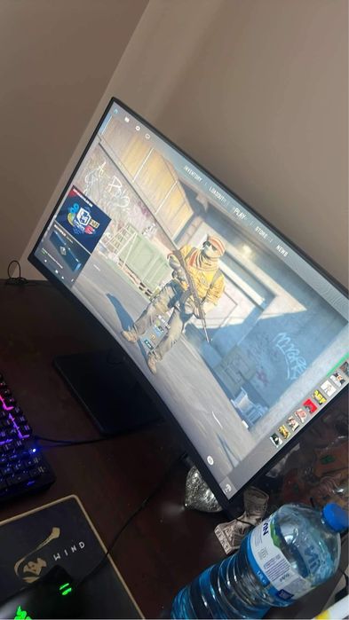 Геймърски компютър с монитор