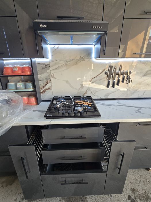 Кухня мебел  5×3 высота 2.40м