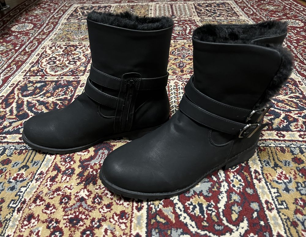 Cizme M&S, noi, imblanite, pentru fete, masura 39,5