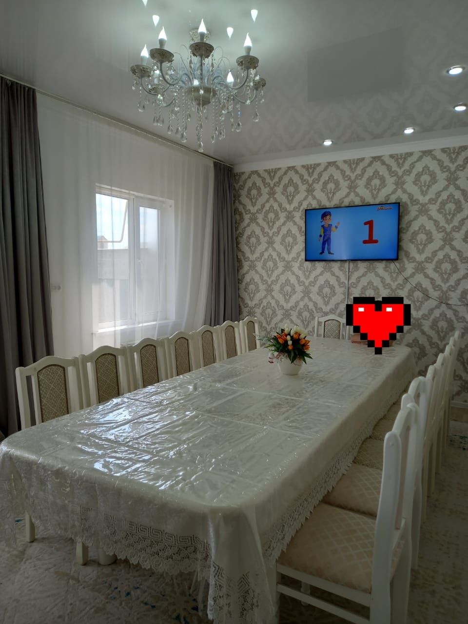 Стол со стульями 16 шт, ещё скатерть, клеёнка.Срочно продается