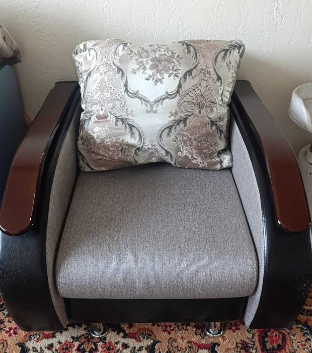 Кресло кровать с ящиком для белья.