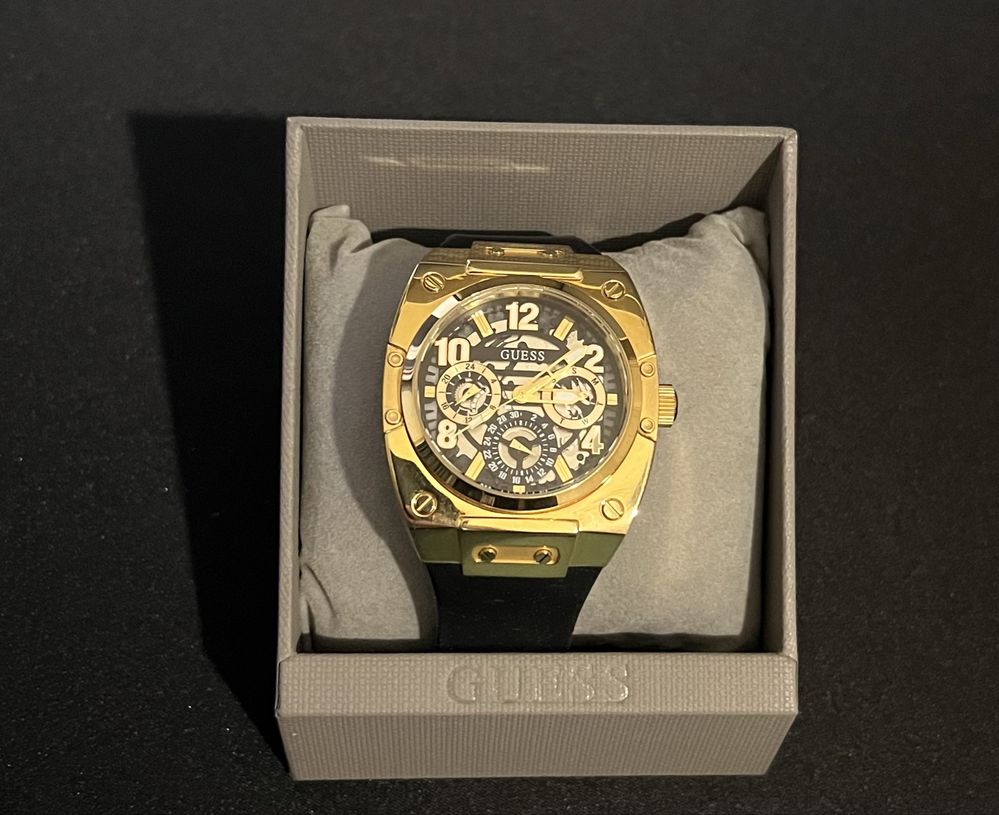 Часовник Guess.