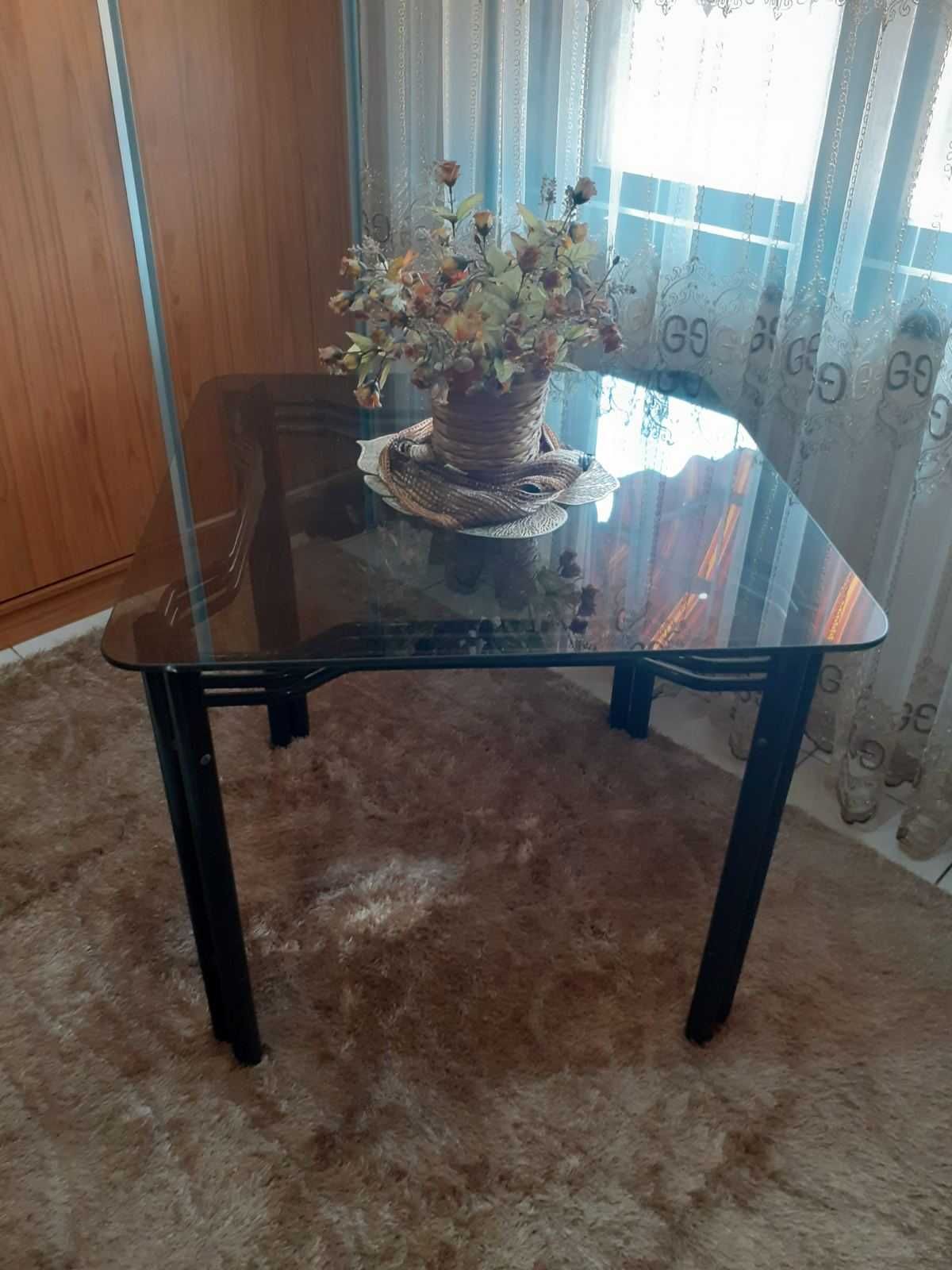 Продавам тръбни столове и маси