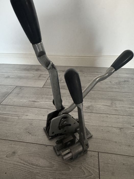 Aparat manual de tensionare banda metalica