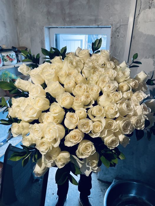 101 белые розы 70 см