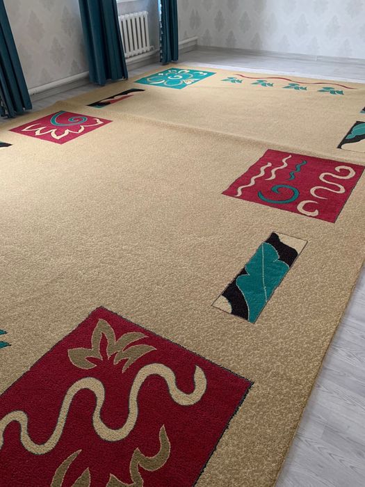 Продаю ковёр в хорошем состоянии размер 6*4м