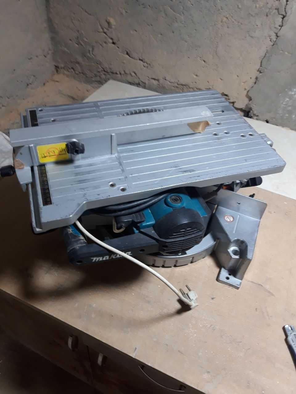 Пила торцовочная Makita