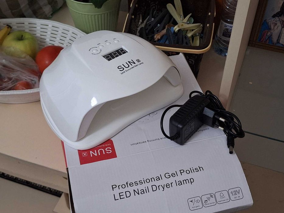 UV LED лампа за гел лак заедно с лакове и други аксесоари