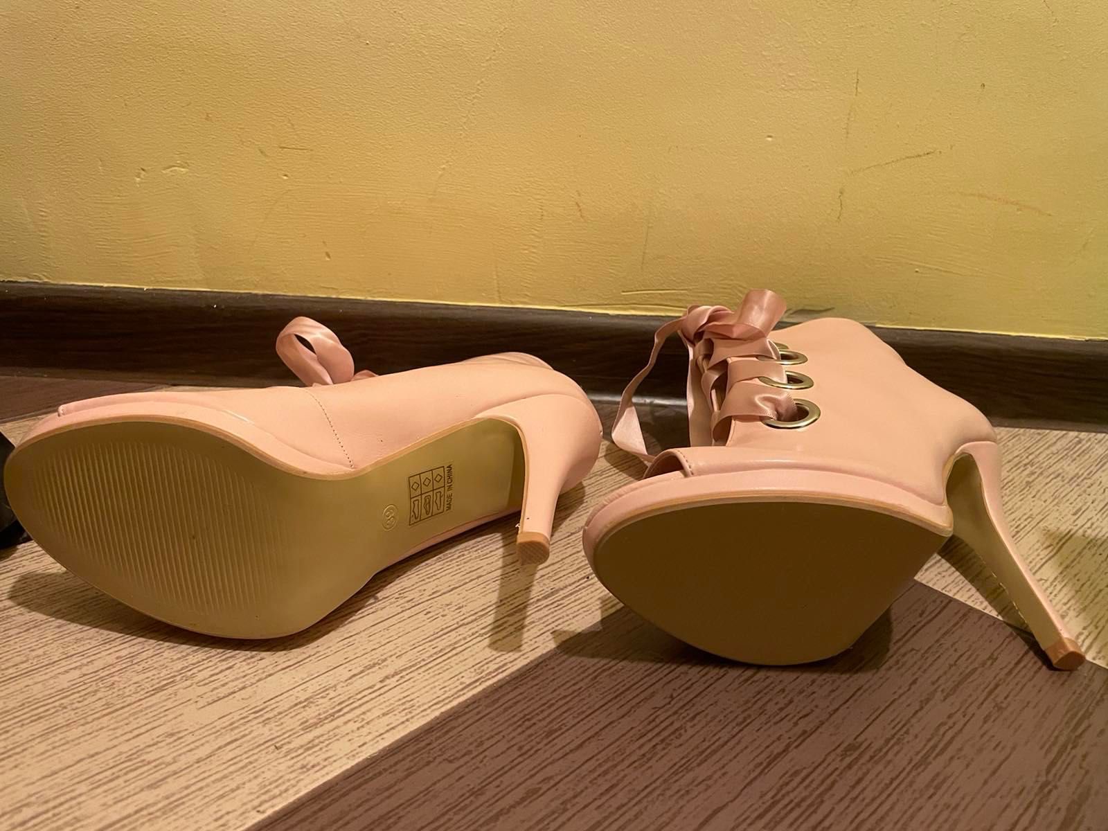 Дамски розови обувки