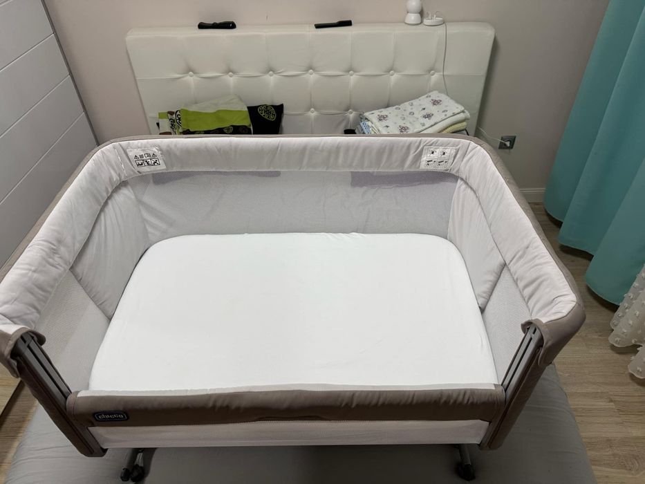 Бебешката мини кошара chicco next to me magic evo