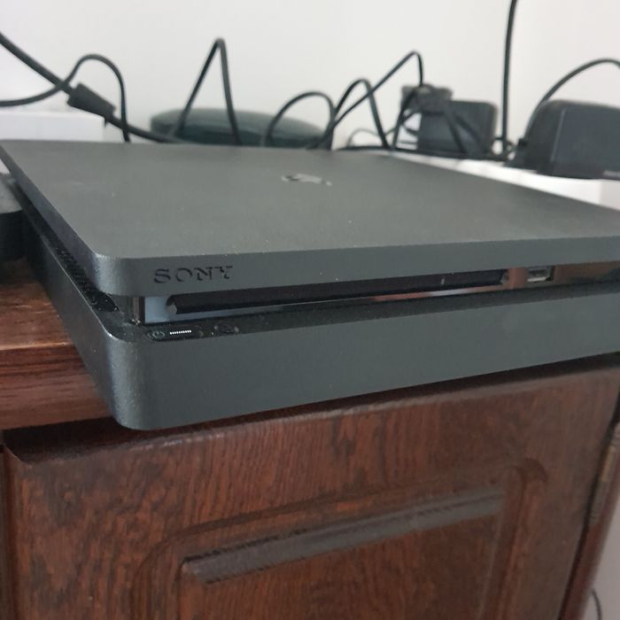 Playstation 4 (500gb) + 2 controllers