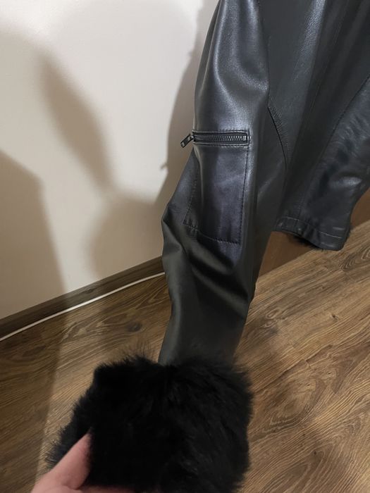 Geaca din piele cu guler si maneci din blana