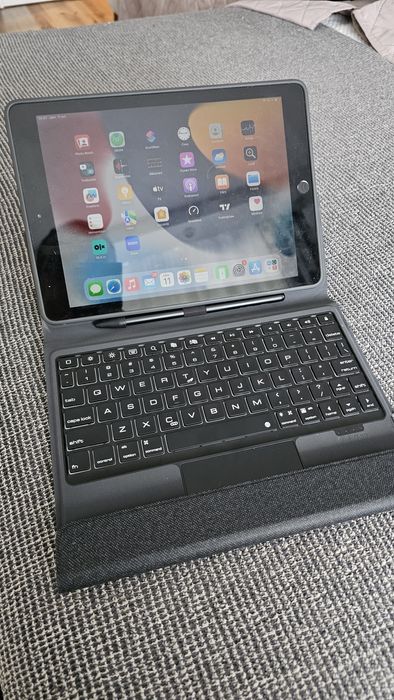 Tableta Ipad 6 Wi-Fi (model 2018), husa cu tastatura si stylus