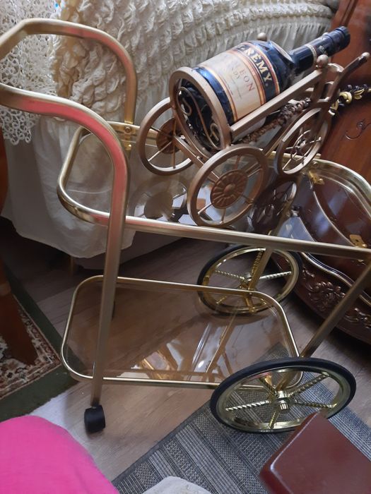 Сервировочный столик на колесах метал