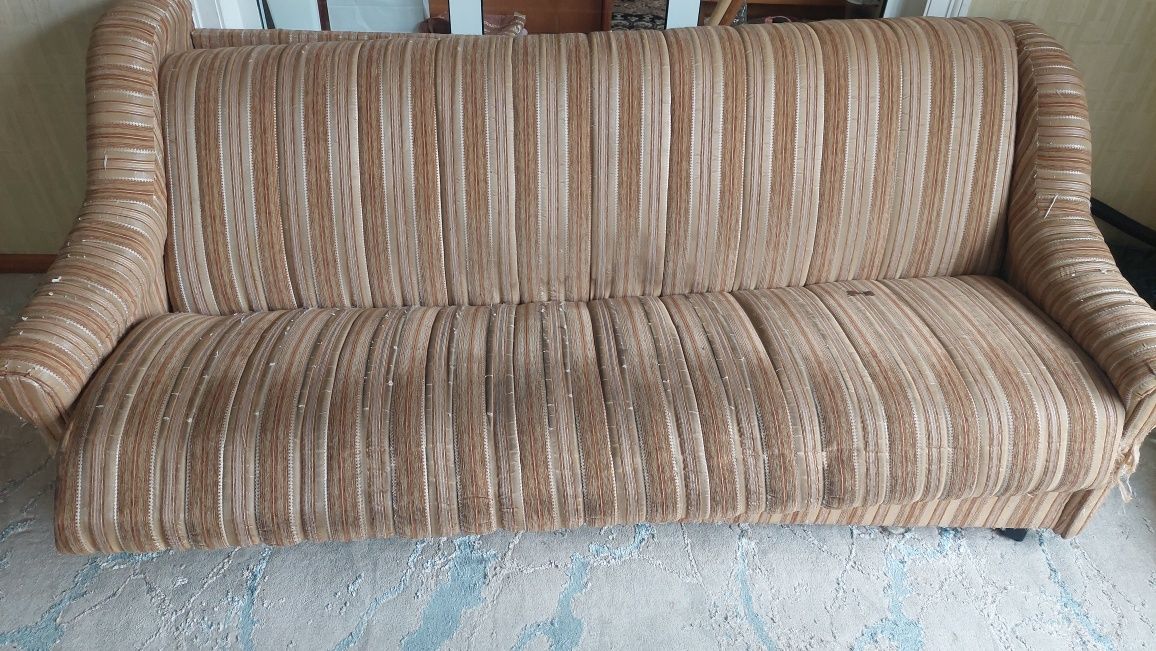 Divan sotiladi 200000 sum